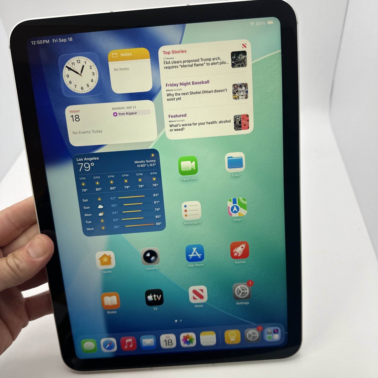 Apple iPad A16 11” 128GB WiFi + Cellular 5G Unlocked Silver Tablet Nice