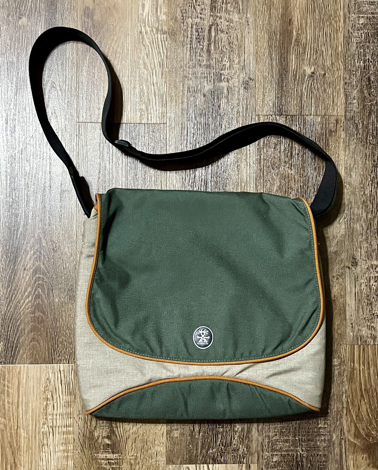Crumpler McBain`s Baby Large Messenger Laptop Bag Green cross body khaki