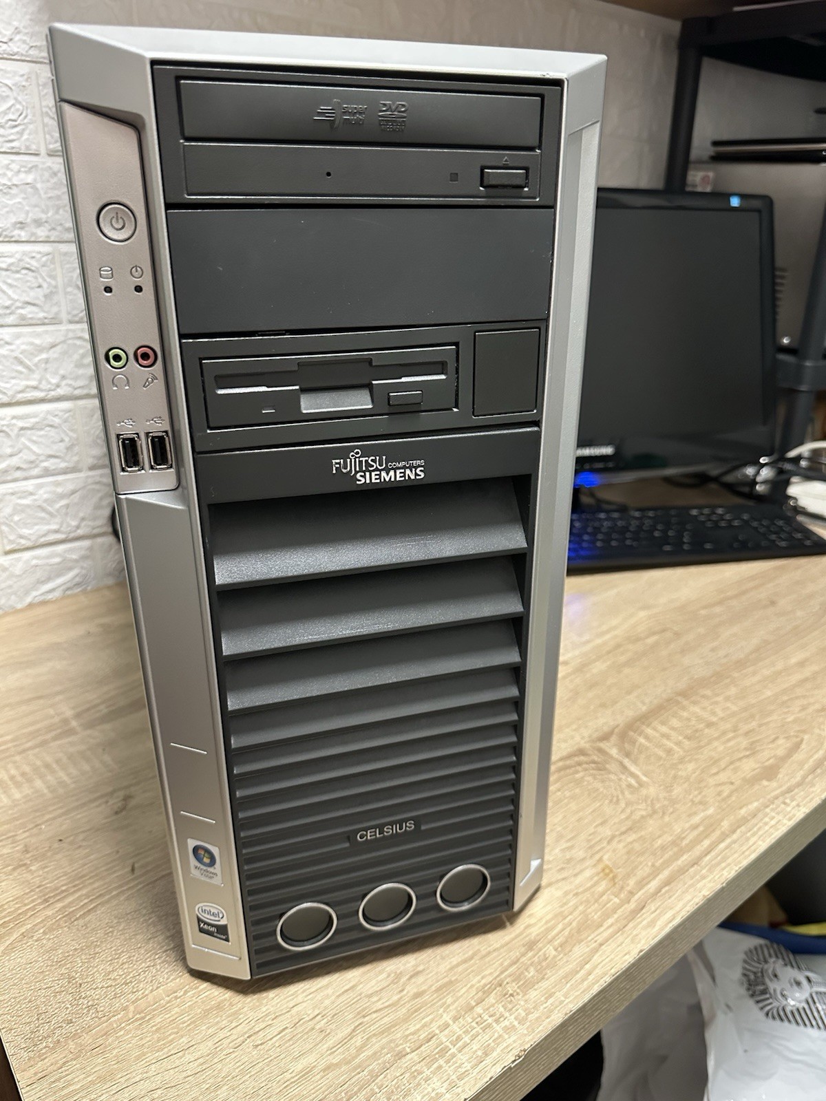Fujitsu Siemens Celsius R550 Workstation Tower PC Xeon / 8GB RAM / HD 5450 