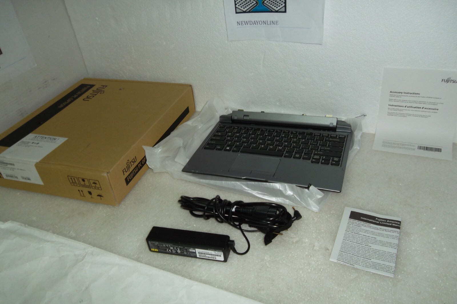 Fujitsu Stylistic FPCKE432AP Keyboard Docking Station w/Battery Q775 Q736 NKB10