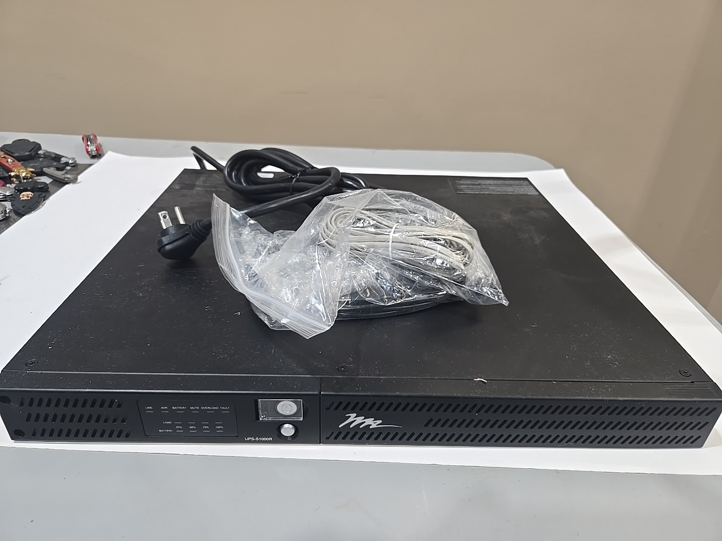 Middle Atlantic Products MODEL: UPS-1000R, Uninterruptible Power Supply