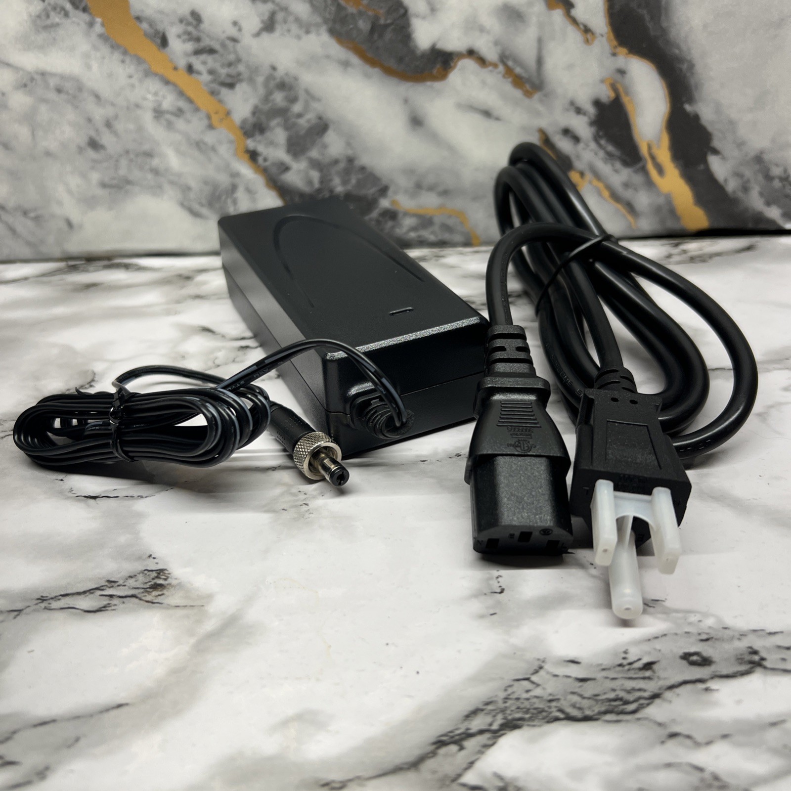 NEW 24V DC 2.7A Switching Power Supply AC Adapter Input 100-240VAC 24 VDC 2.7A