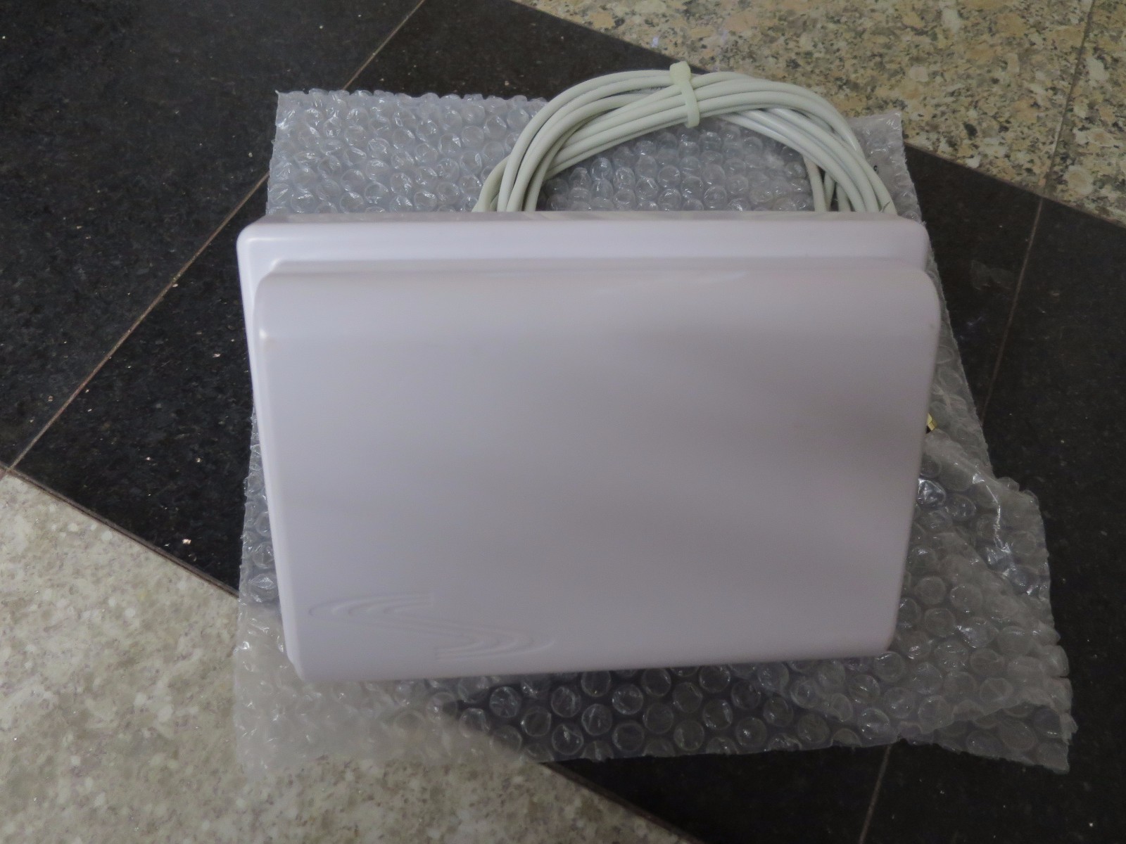 TERRAWAVE M6025040MO1D3620P 802.11 2.4/5 GHz 2.5/4 dBi Dual-band Mini MIMO RPTNC