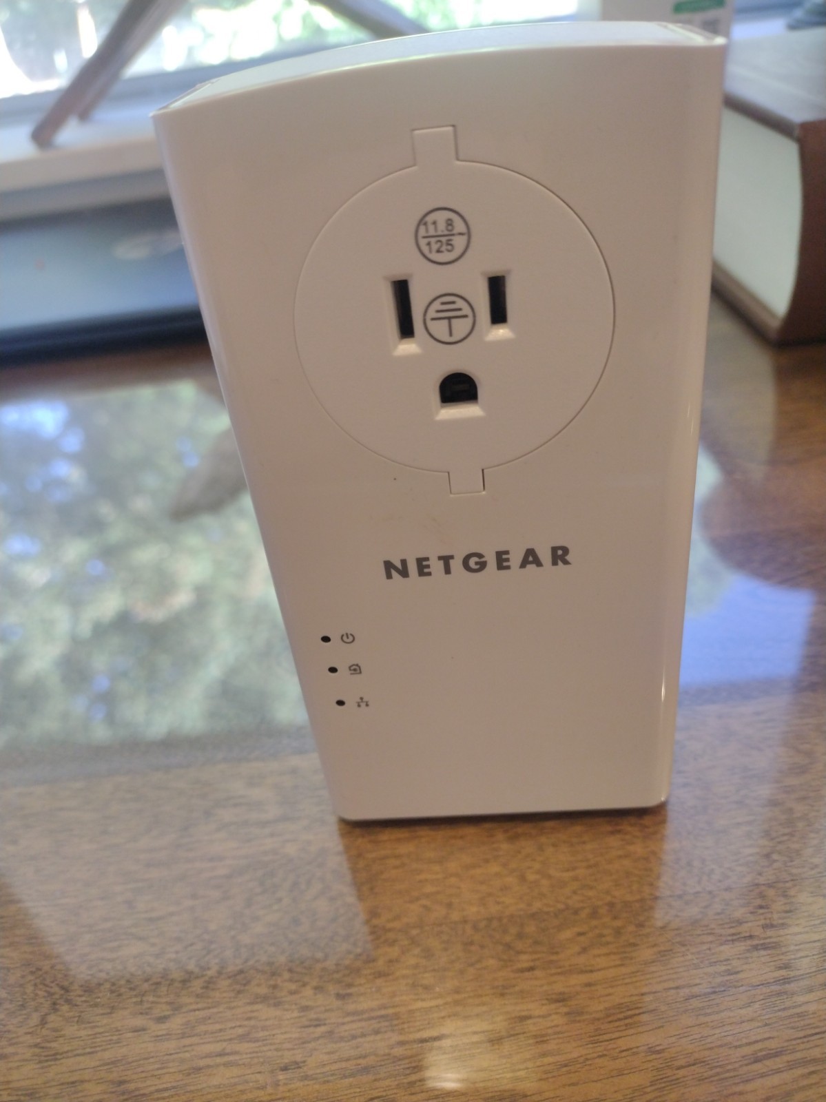 Netgear Powerline 2000 + Extra Outlet PLP2000 Gigabit Ethernet Adapter White