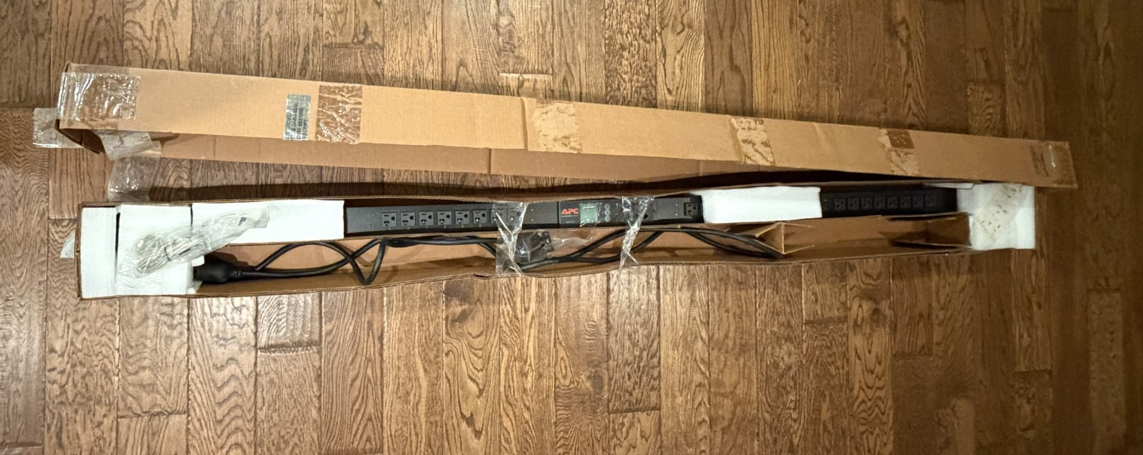APC AP8830 NetShelter Metered Rack PDU 2G 0U 20A 120V 24 Outlet L5-20P