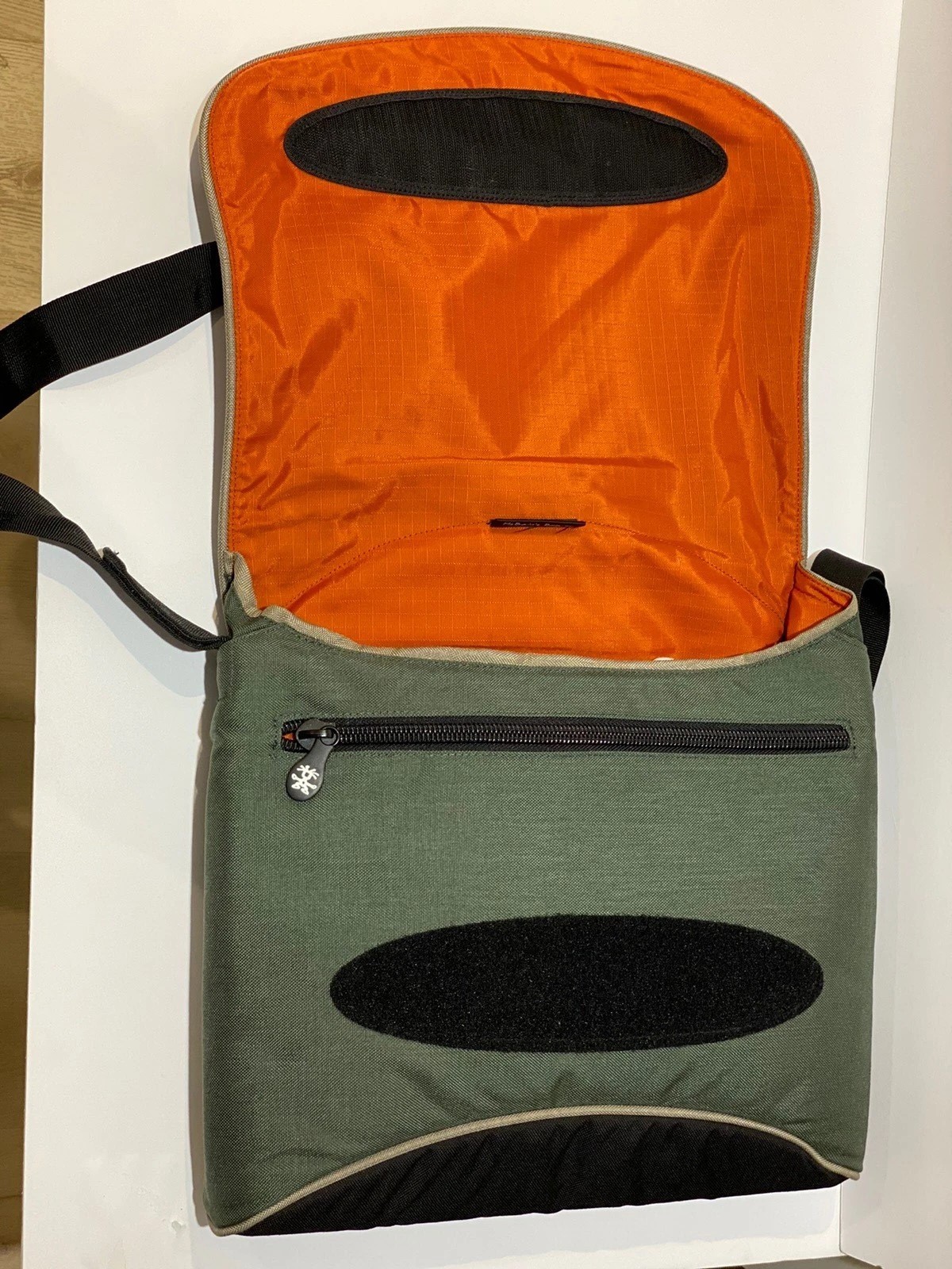 Crumpler McBain's Baby Large Messenger Computer/Laptop Bag NEW