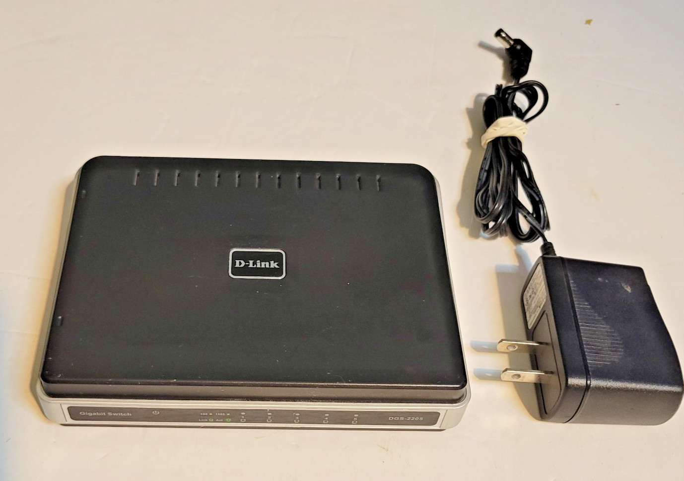 D-Link DGS-2205 5-Port Gigabit Ethernet Switch - Power Cable Included Twested