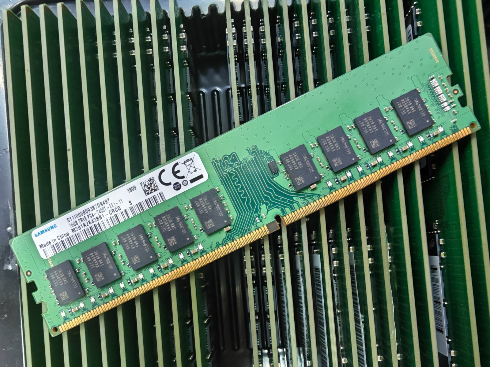SAMSUNG 16GB DDR4 2400 MHz ECC UDIMM RAM 2Rx8 PC4-19200 M391A2K43BB1-CRCQ 288pin