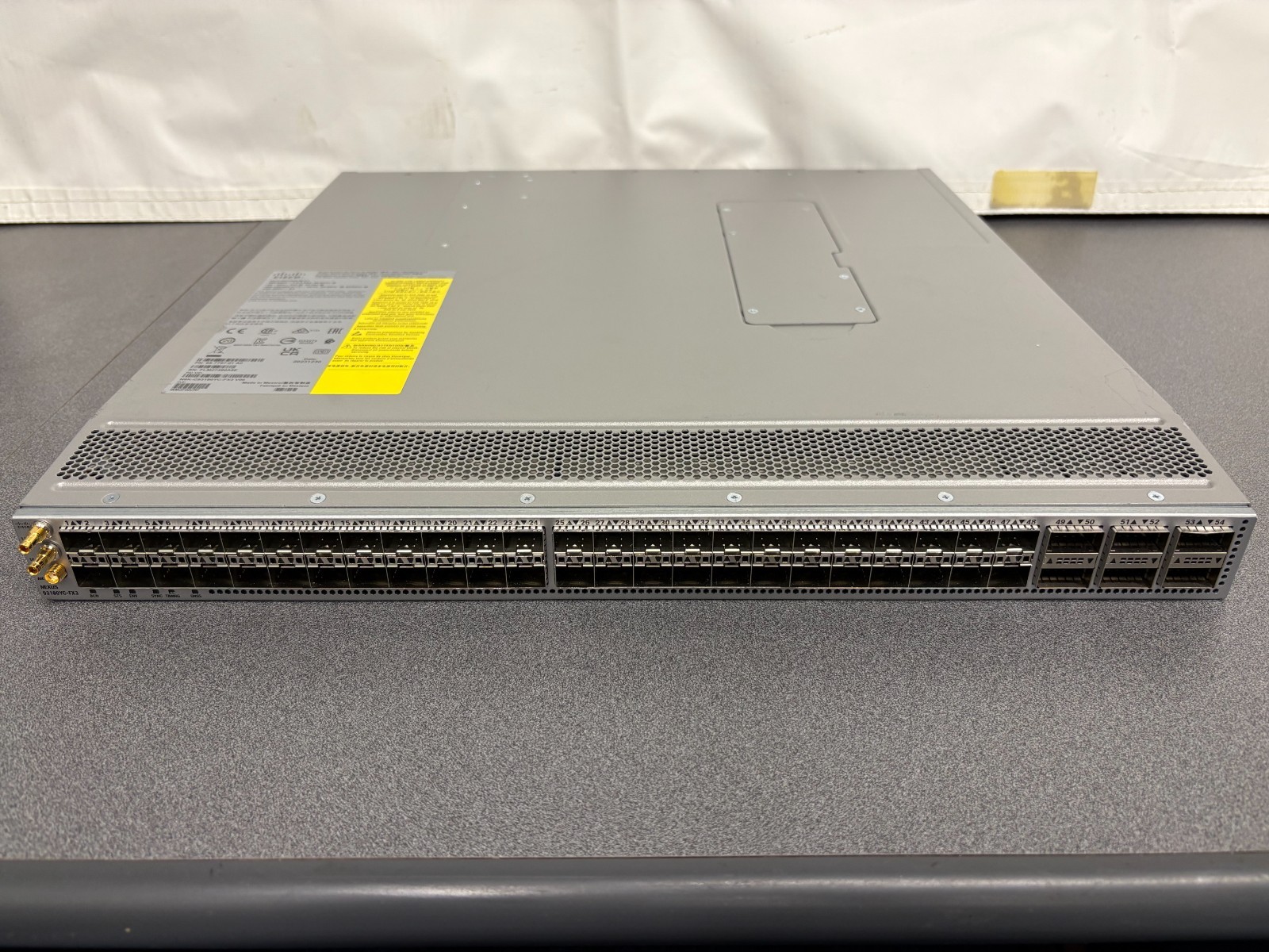 Cisco N9K-C93180YC-FX3 V06 Nexus 9300 48p 1/10/25G, 6p 40/100G QSFP28 Switch