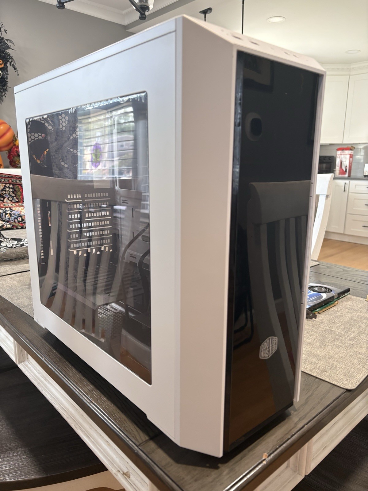 MASTERBOX 5 - WHITE WITH DARKMIRROR FRONT PANEL + 2 BUILT IN FANS