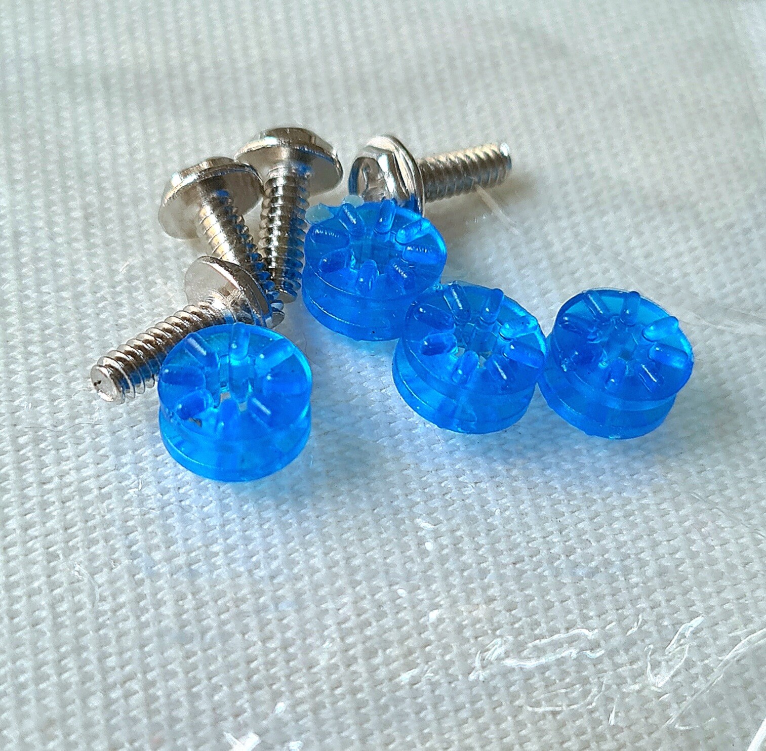 Hard Drive Mounting Screws with Anti Vibration UV Blue Rubber Grommets 4 Pieces