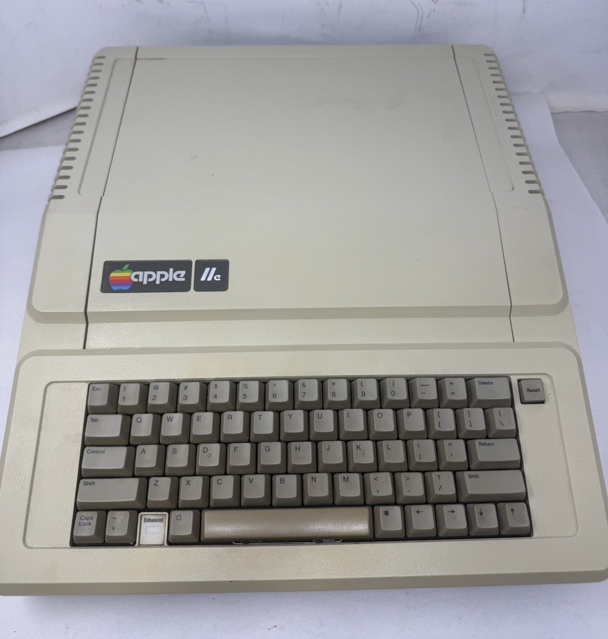 Apple IIe Vintage Computer A2S2064  Powers On Apple II