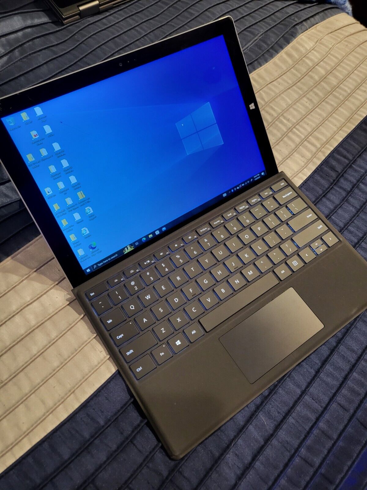 Microsoft Surface Pro 3 12in - Intel Core I5, 256GB, 8GB RAM, Win10Pro - Cracked
