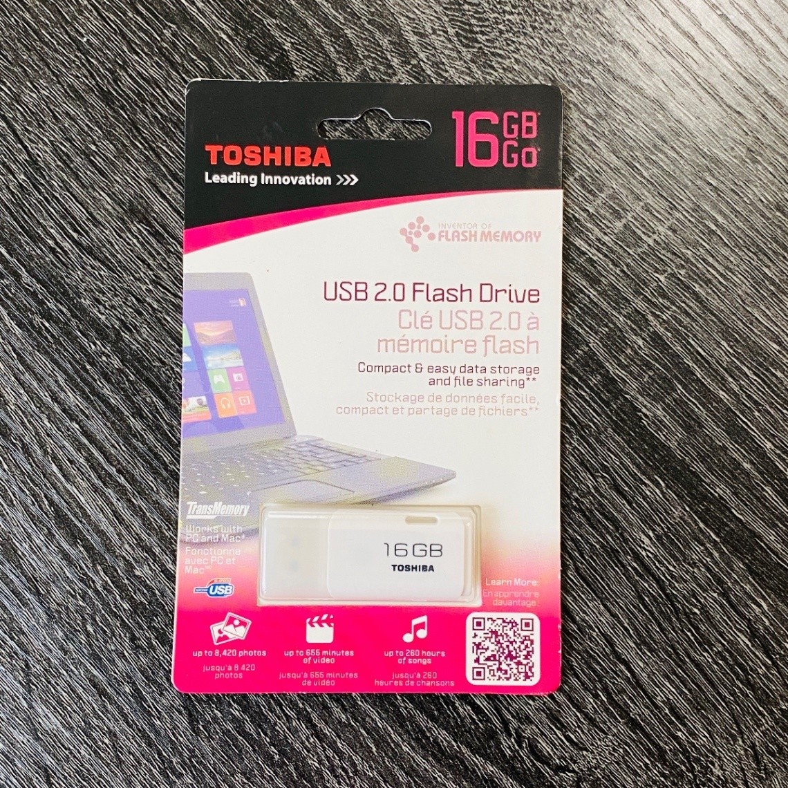 New Toshiba TransMemory 16GB USB 2.0 Flash Drive White PC Mac PFU016U 1ACW 