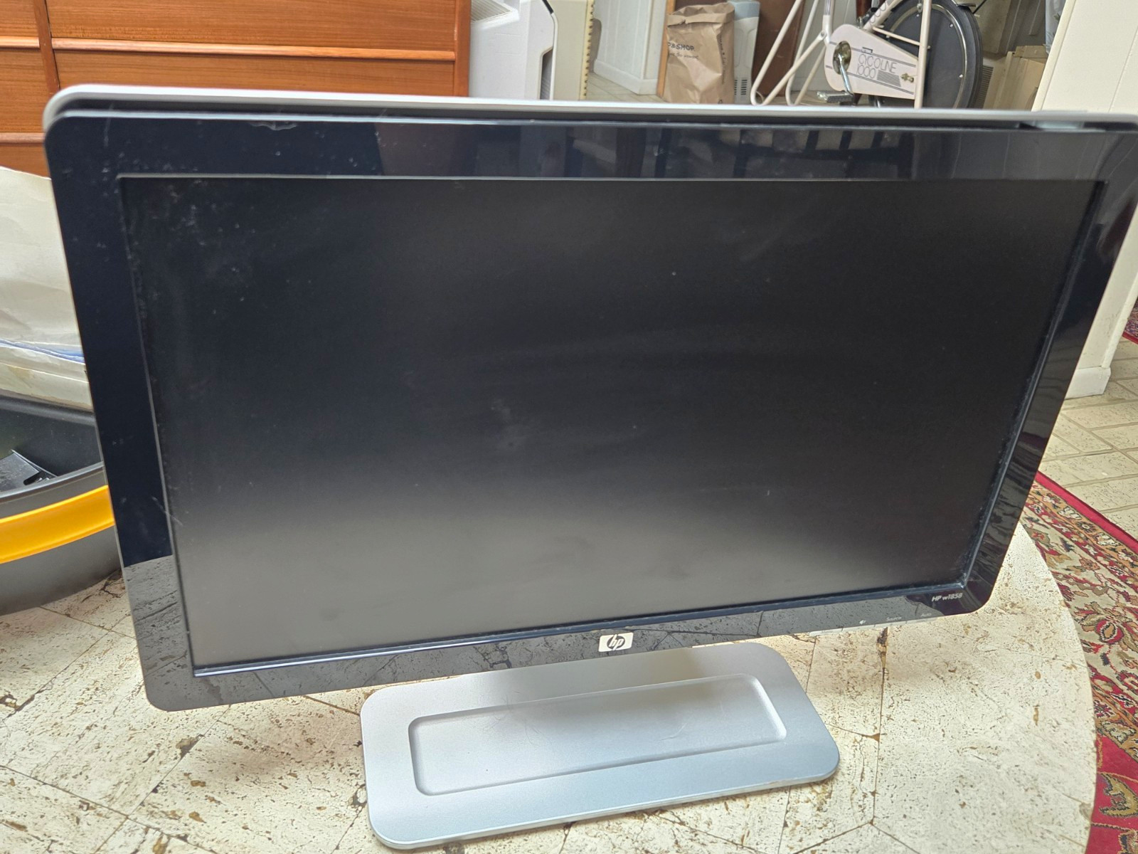 HP w1858 18.5in Widescreen LCD Monitor 1366x768 DVI VGA Black/Silver