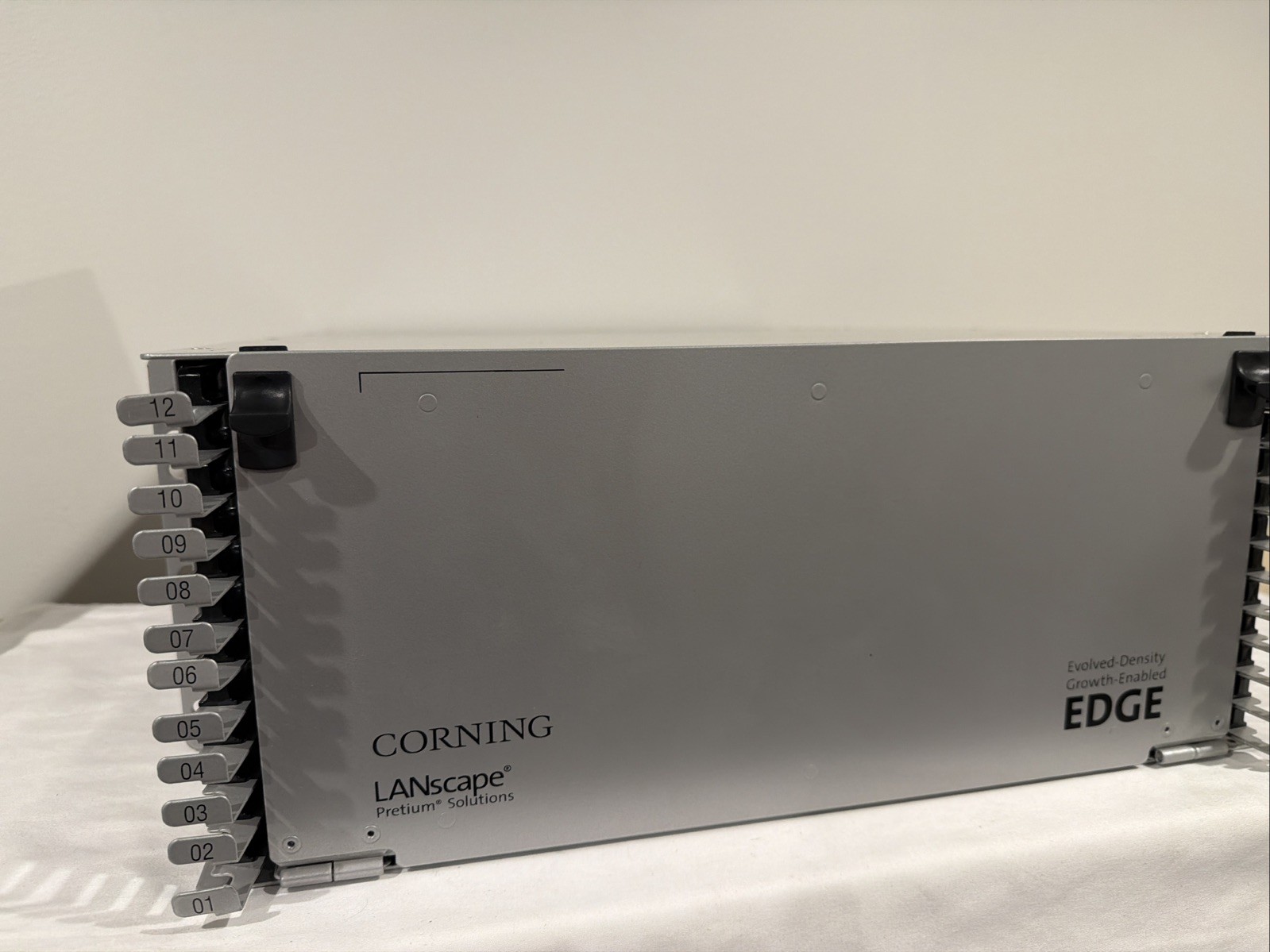 Corning LANscape Pretium EDGE-04U 19in 4U Freestanding Housing 517730