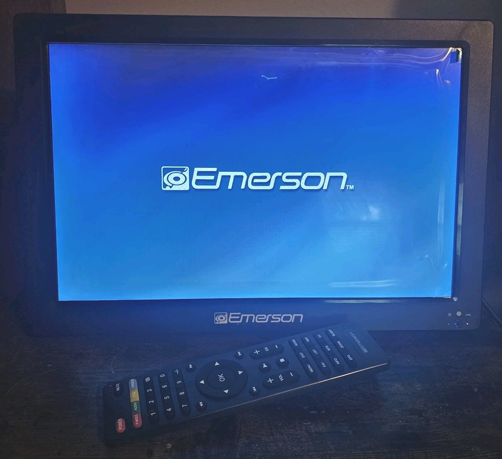 Emerson 13.3" Portable Computer Monitor 12V ACDC TV With Remote & HDMI Cable