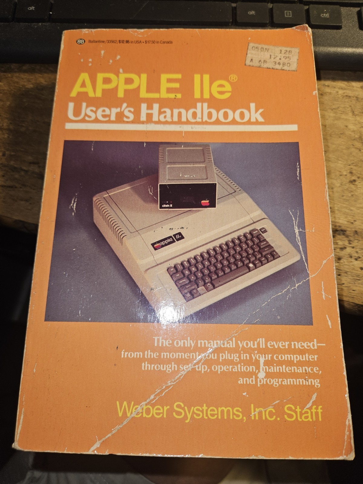 VINTAGE 1983 APPLE IIe USER'S HANDBOOK