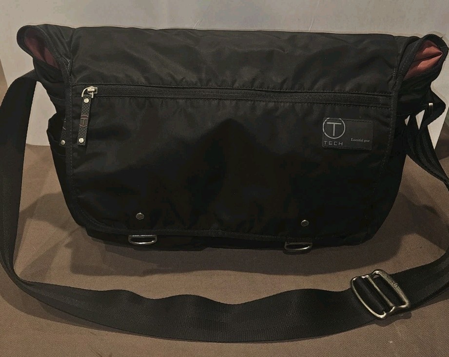 Tumi T-Tech Essential Gear Soft Black Nylon Messenger Bag Laptop City Sling 
