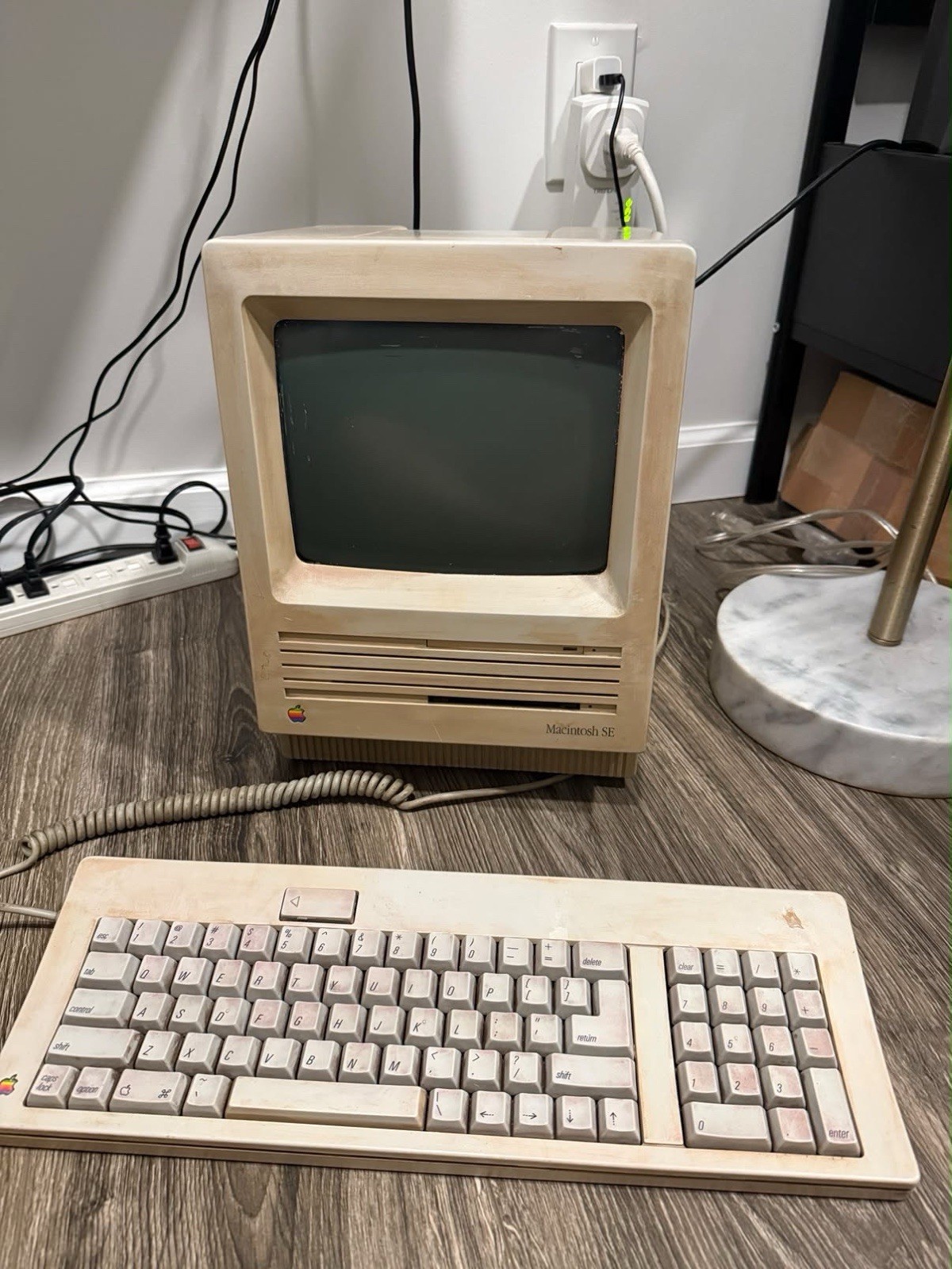 VINTAGE 1986 Apple Macintosh SE M5011 Vintage Desktop Computer w/ Apple Keyboard