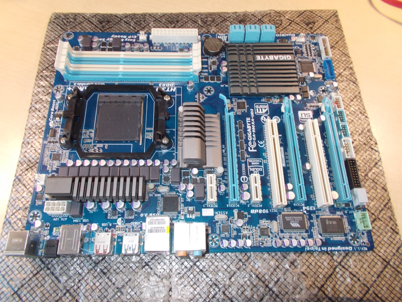 Gigabyte GA-990XA-UD3 Socket AM3/AM3+ AMD Motherboard