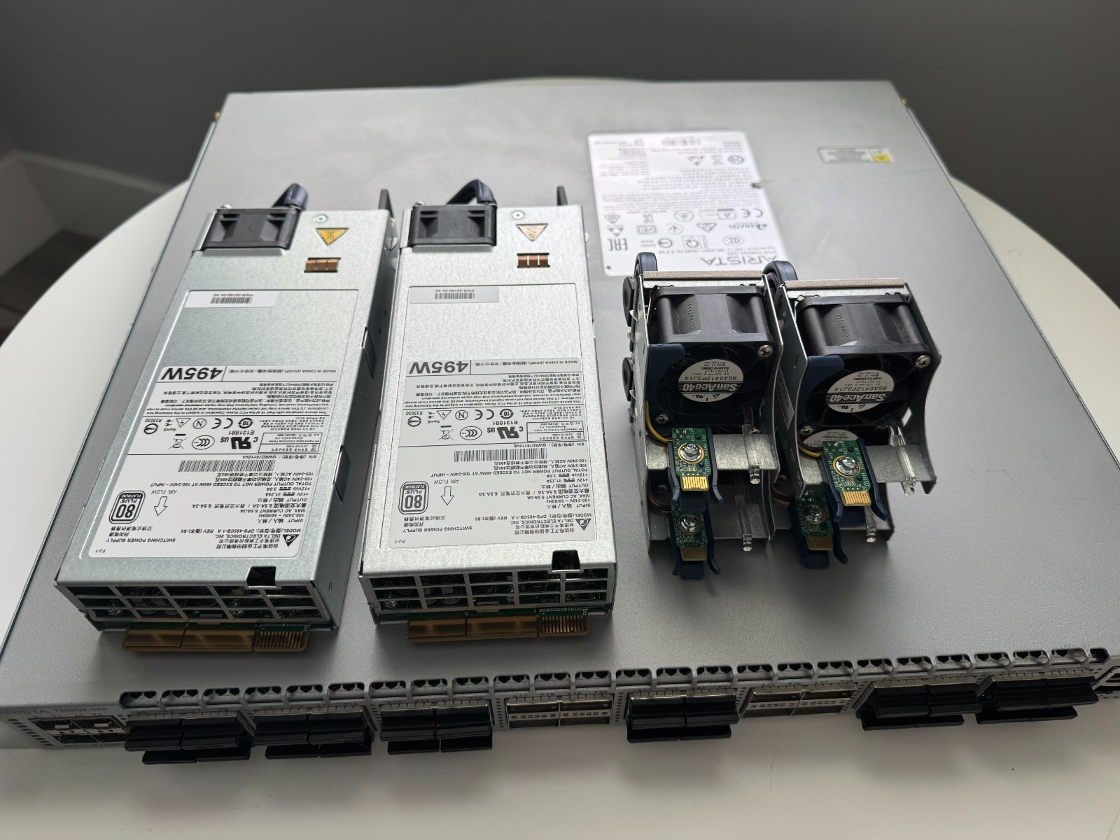 ARISTA DCS-7050QX-32S | 32 x 40GbE QSFP+ ports, 4 SFP+ ports