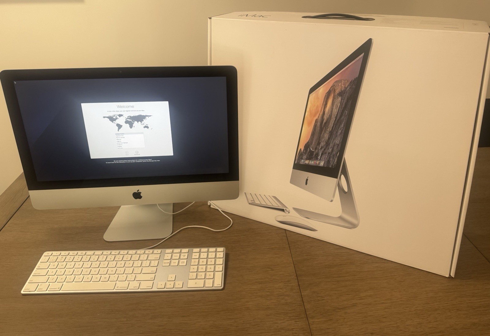 Apple iMac 21.5" (Late 2013) A1418 - Near Mint with Original Box & Keyboard