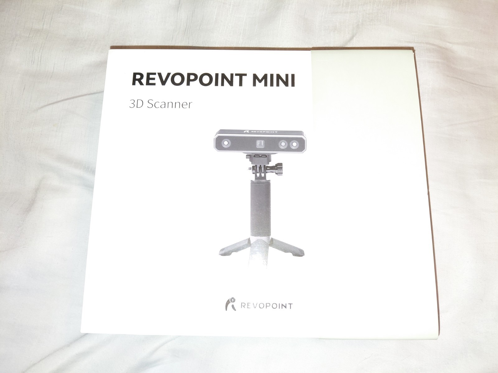 Revopoint MINI Handheld Structured Light 3D Scanner with dual-axis turntable 