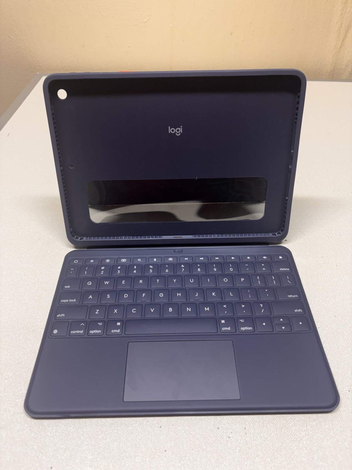 Logi YU0073 rugged combo 3 student Ipad keyboard case 7th 8th 9th generation