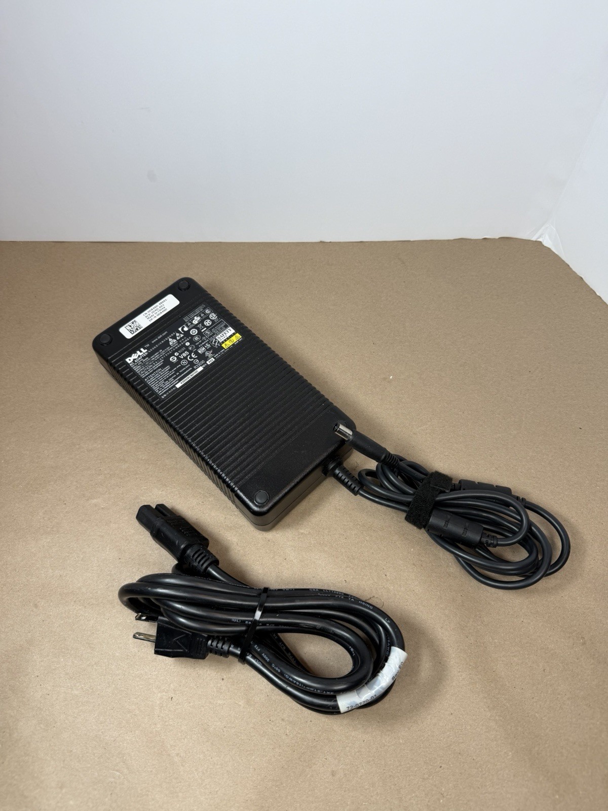 ORIGINAL DELL D846D/0D846D 210W AC Adapter 19.5V 10.8A PA-7E DA210PE1-00