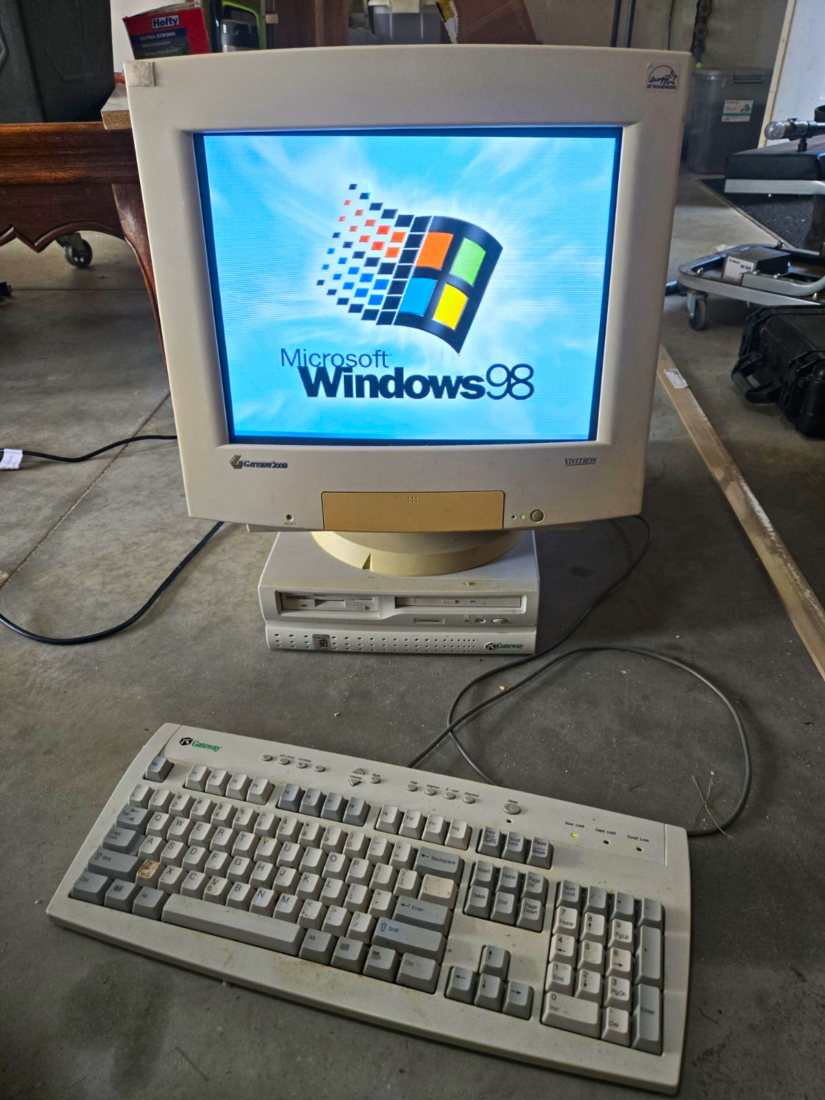Gateway 2000 Viviron With Gateway Keyboard And Gateway Computer