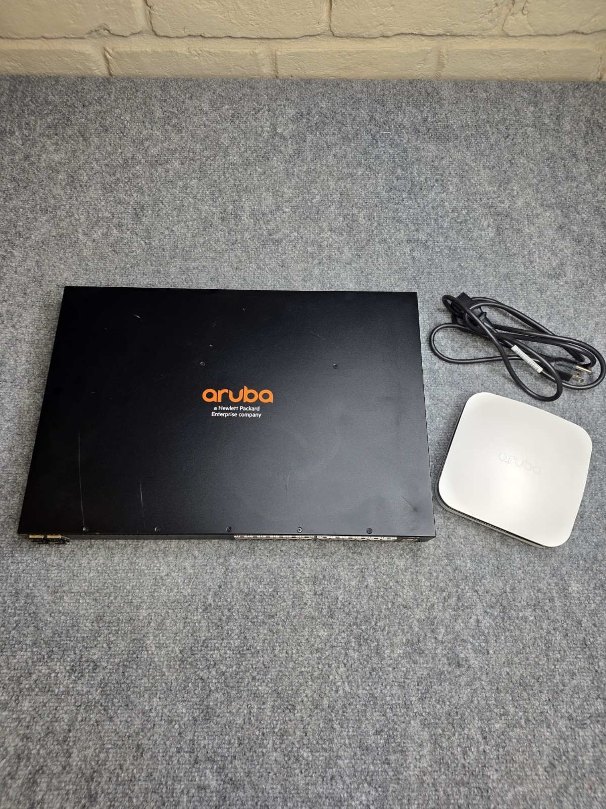 HP Aruba Enterprise Network Bundle: JL261A 24G PoE+ Switch & Q9X65A UXI LTE Sens
