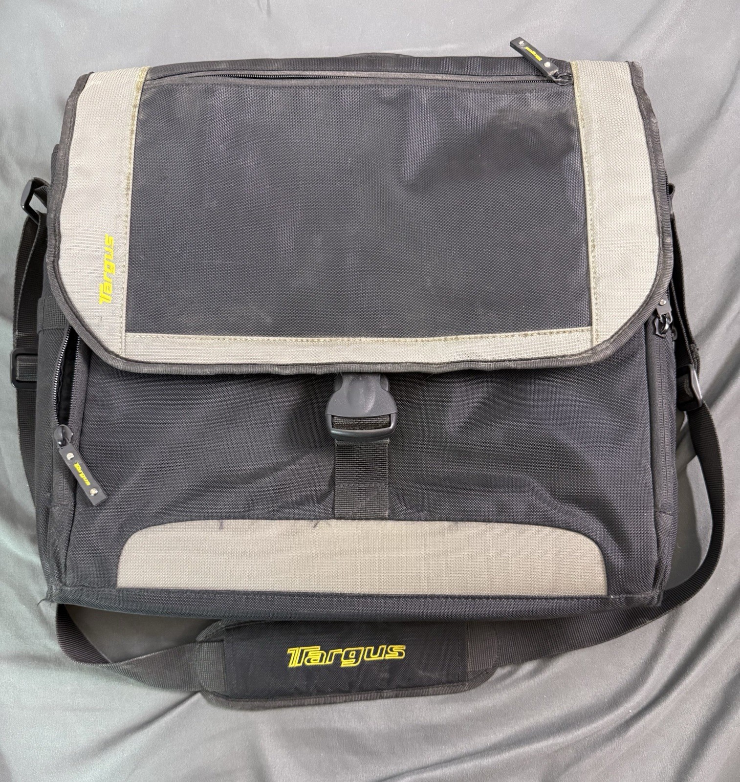 Targus Laptop Messenger Bag Black Gray Padded Shoulder Strap