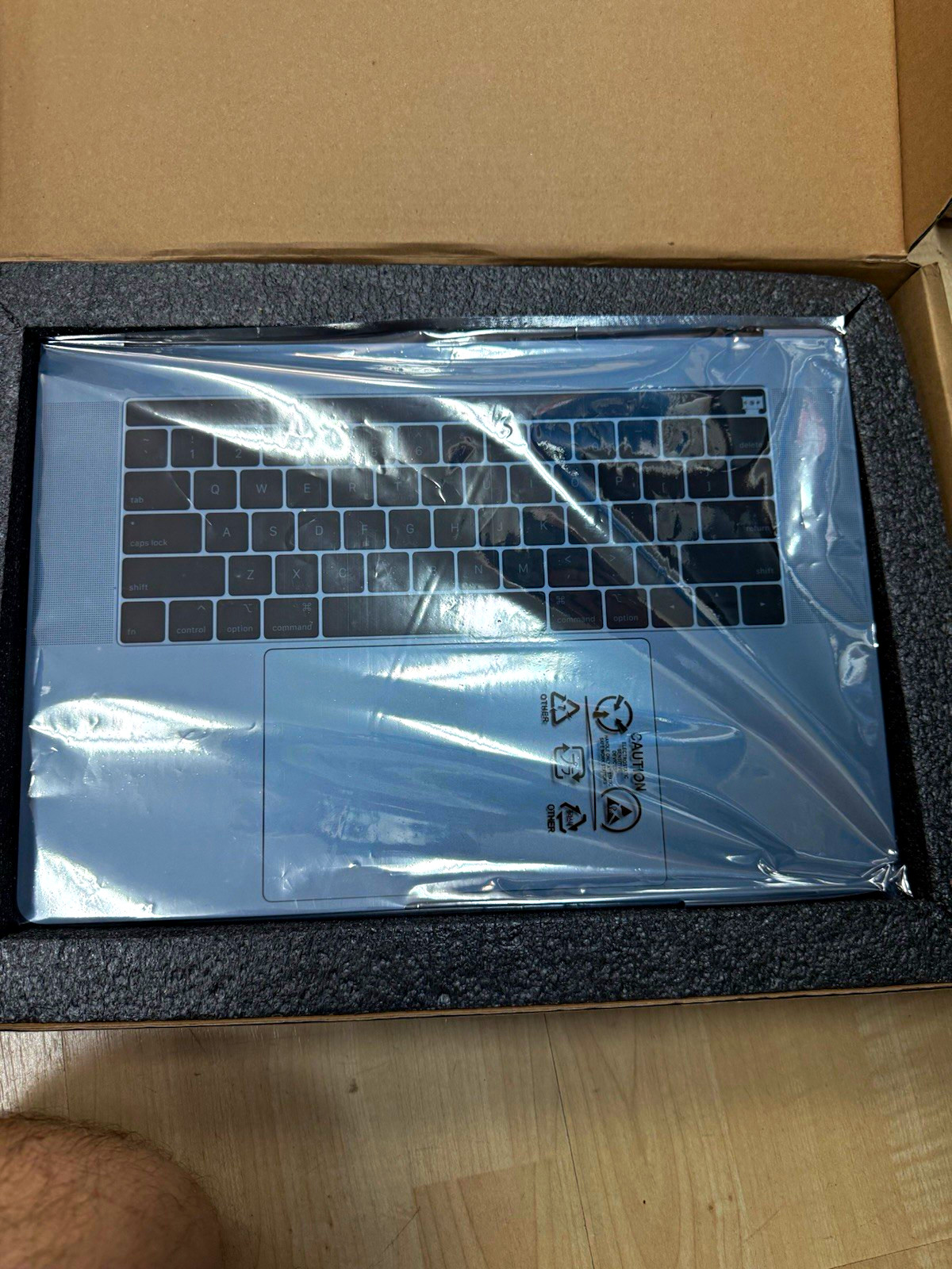 Apple MacBook Pro Silver Palmrest Top Case w/ Keyboard & Trackpad 661-13160. NEW