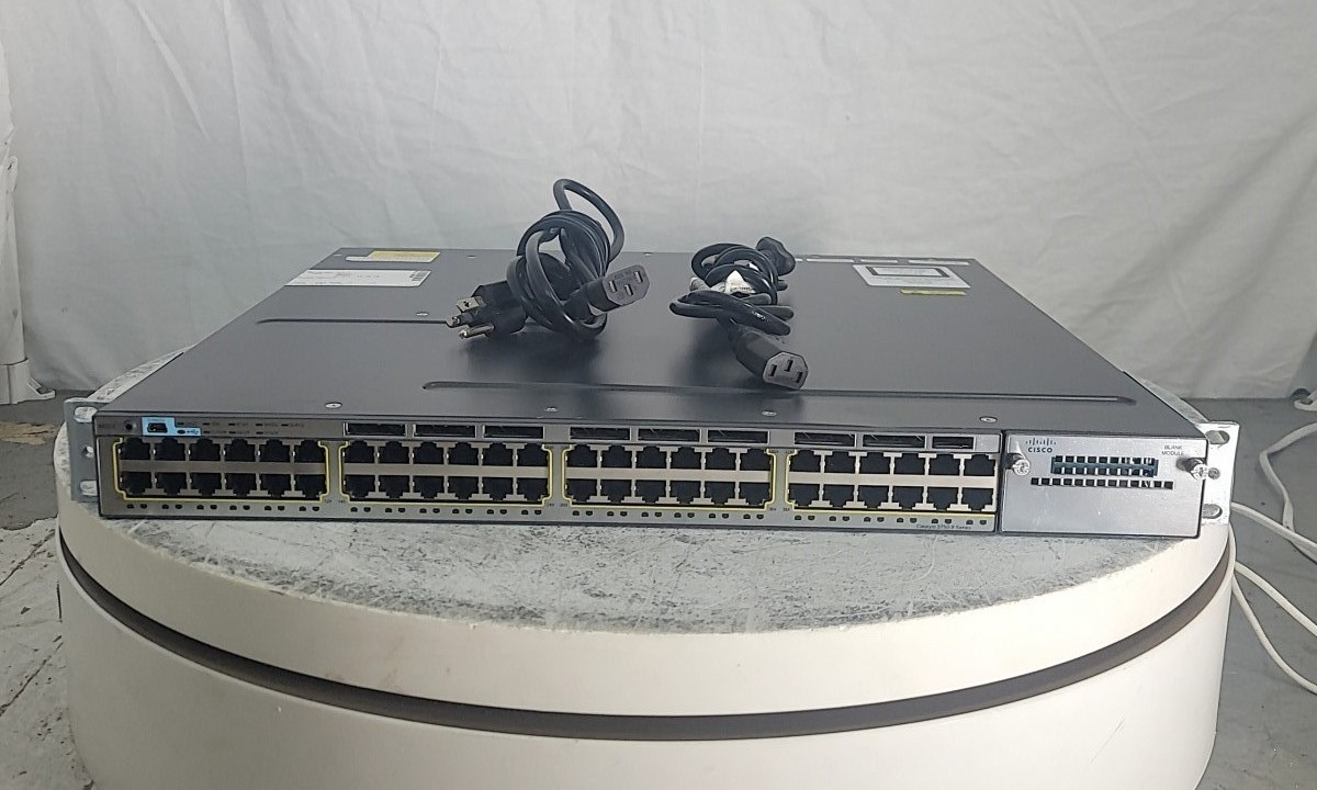 CISCO Catalyst 3750-X WS-C3750X-48T-S V05 Gigabit Ethernet Switch 48-Port