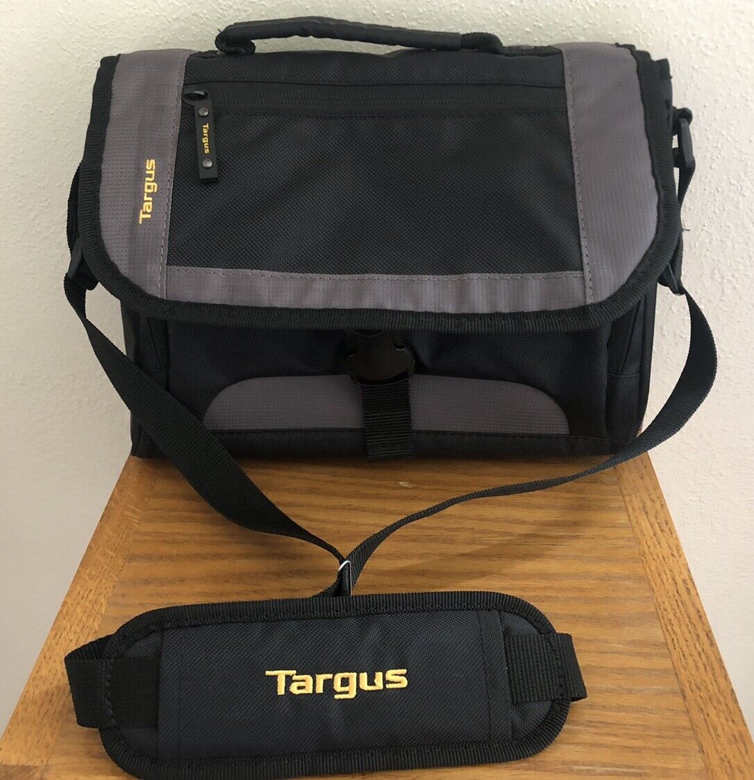 Targus TSM148-50 CityGear Mini Messenger Shoulder Bag Tablet Notebook Case