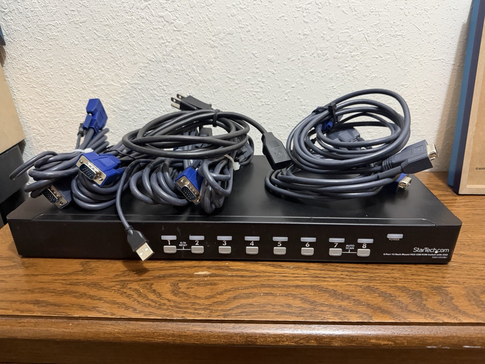 StarTech SV831DUSBU 8-Port 1U Rackmount USB VGA KVM Switch 6 Cables