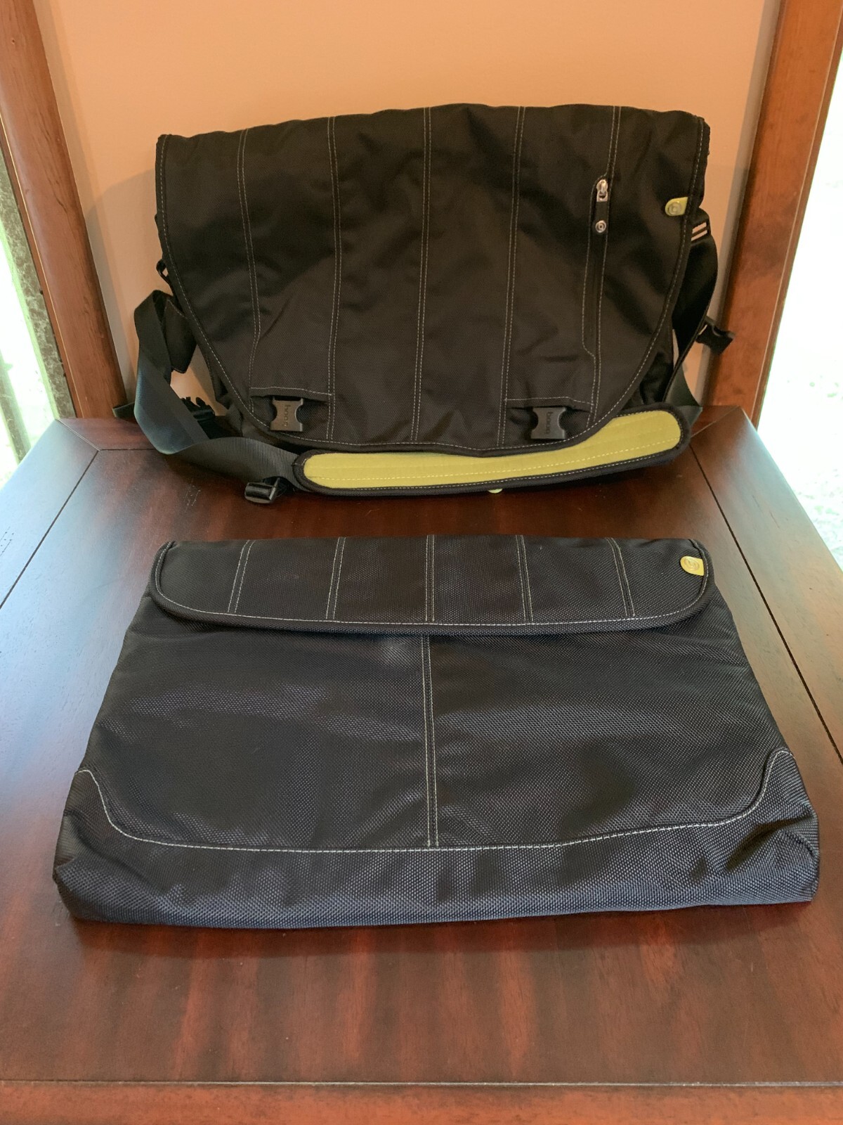 BOOQ BOA NERVE COMPUTER MESSENGER BAG BLACK/GREEN LARGE LAPTOP SLEEVE EXCELLENT