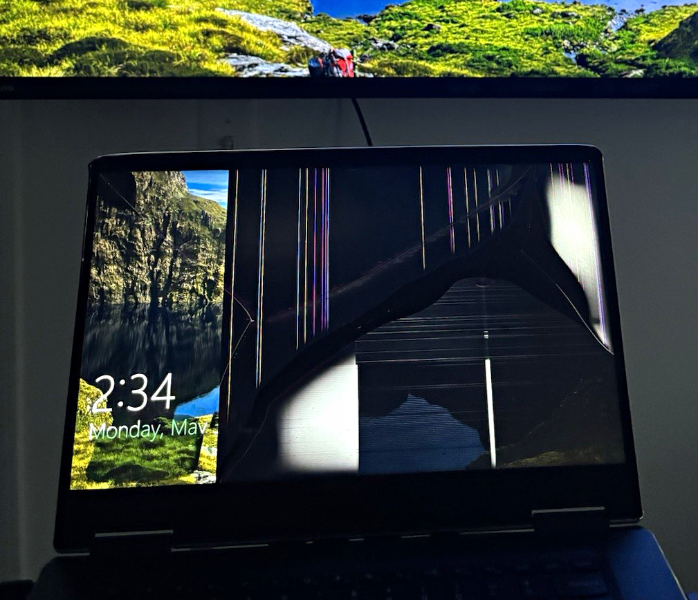 Lenovo Yoga 710-15IKB 15in FHD Touch i5-7200U 8GB 256GB SSD 940MX w/Chgr