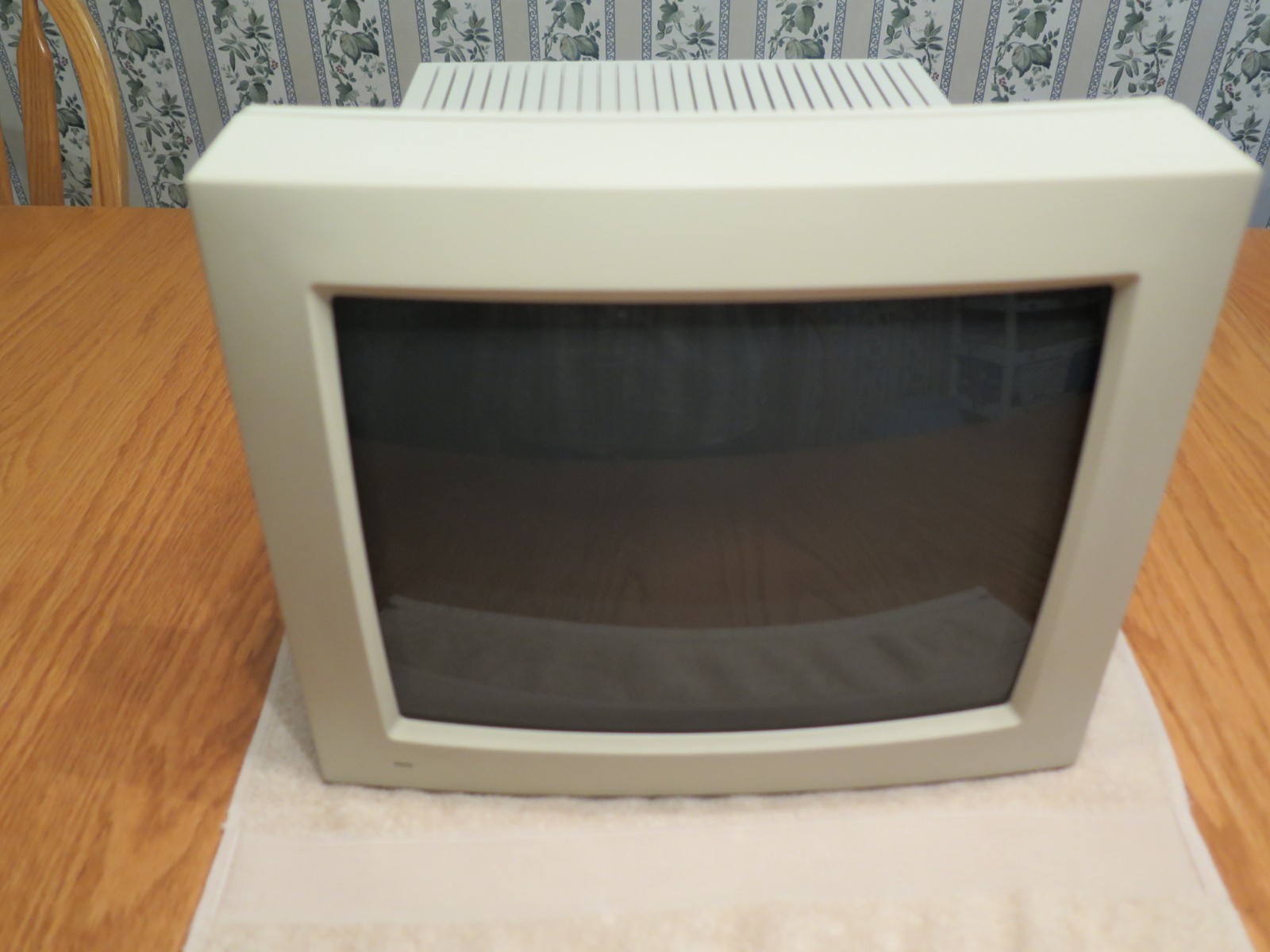 Apple Macintosh 12" RGB Color Monitor Display M1299  *Powers On* See Video
