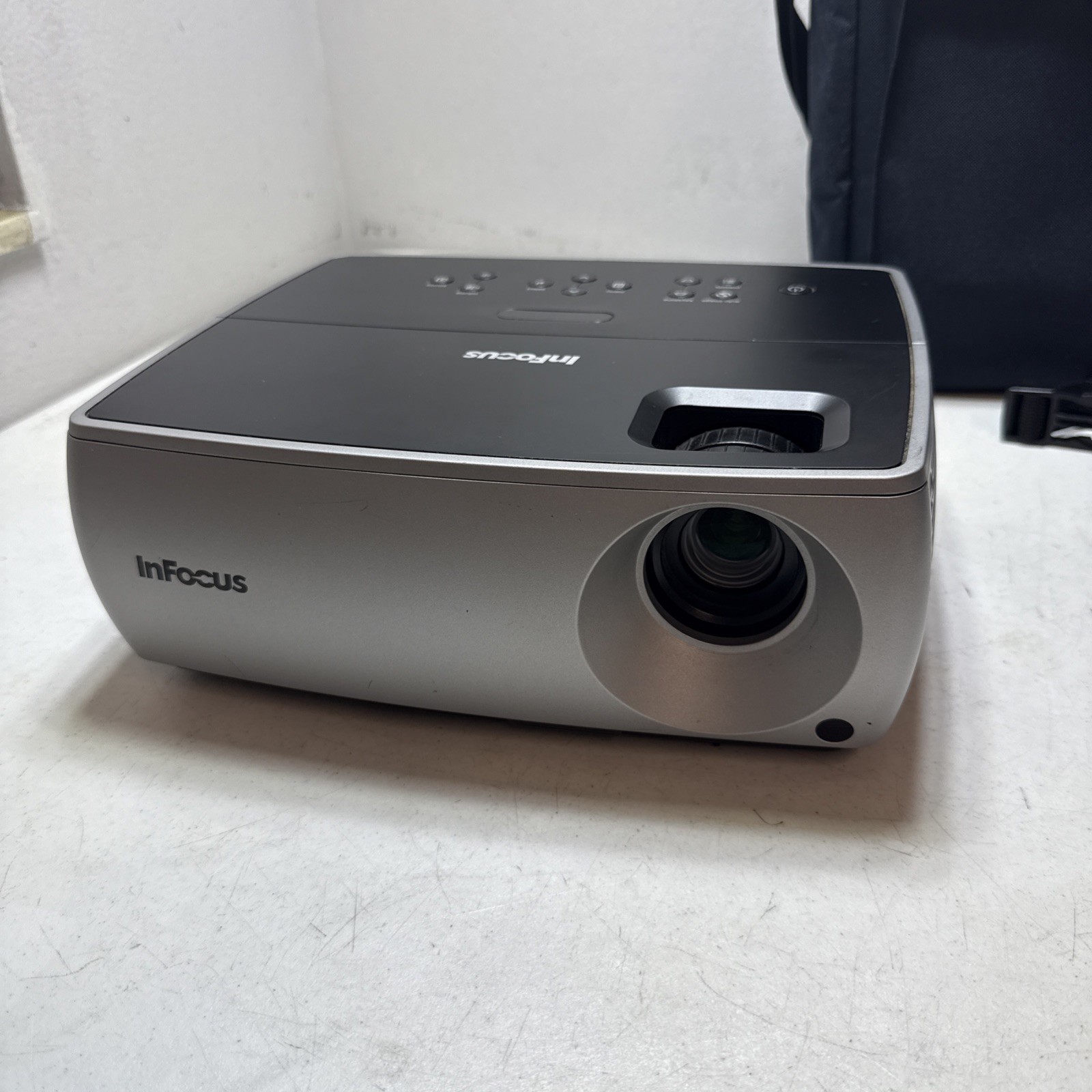 INFOCUS IN2104EP LCD DIGITAL PROJECTOR TESTED GOOD CONDITION