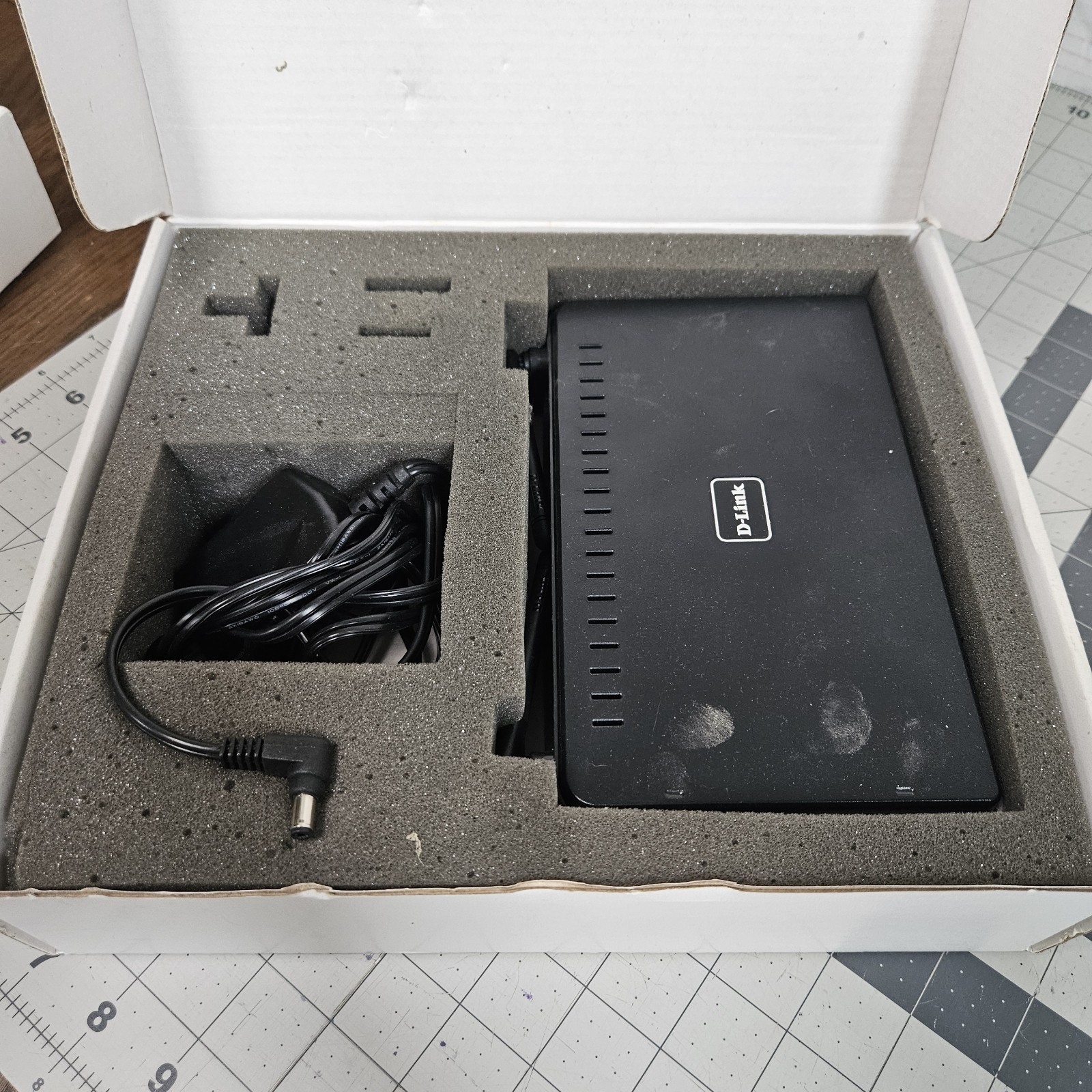 D-LINK DIR-615 C1 Wireless Router used in box.
