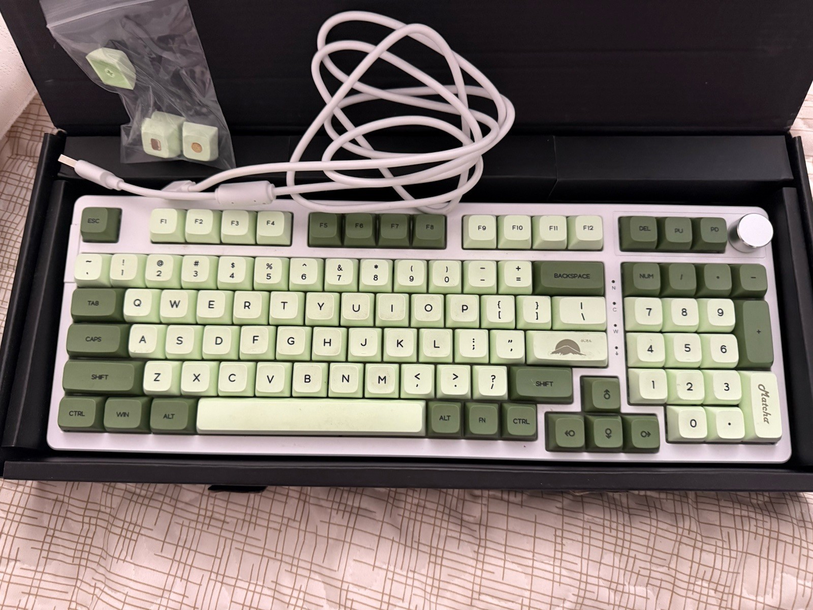 surmen Green Creamy Keyboard with Number Pad, 96% RGB 98 Matcha USED