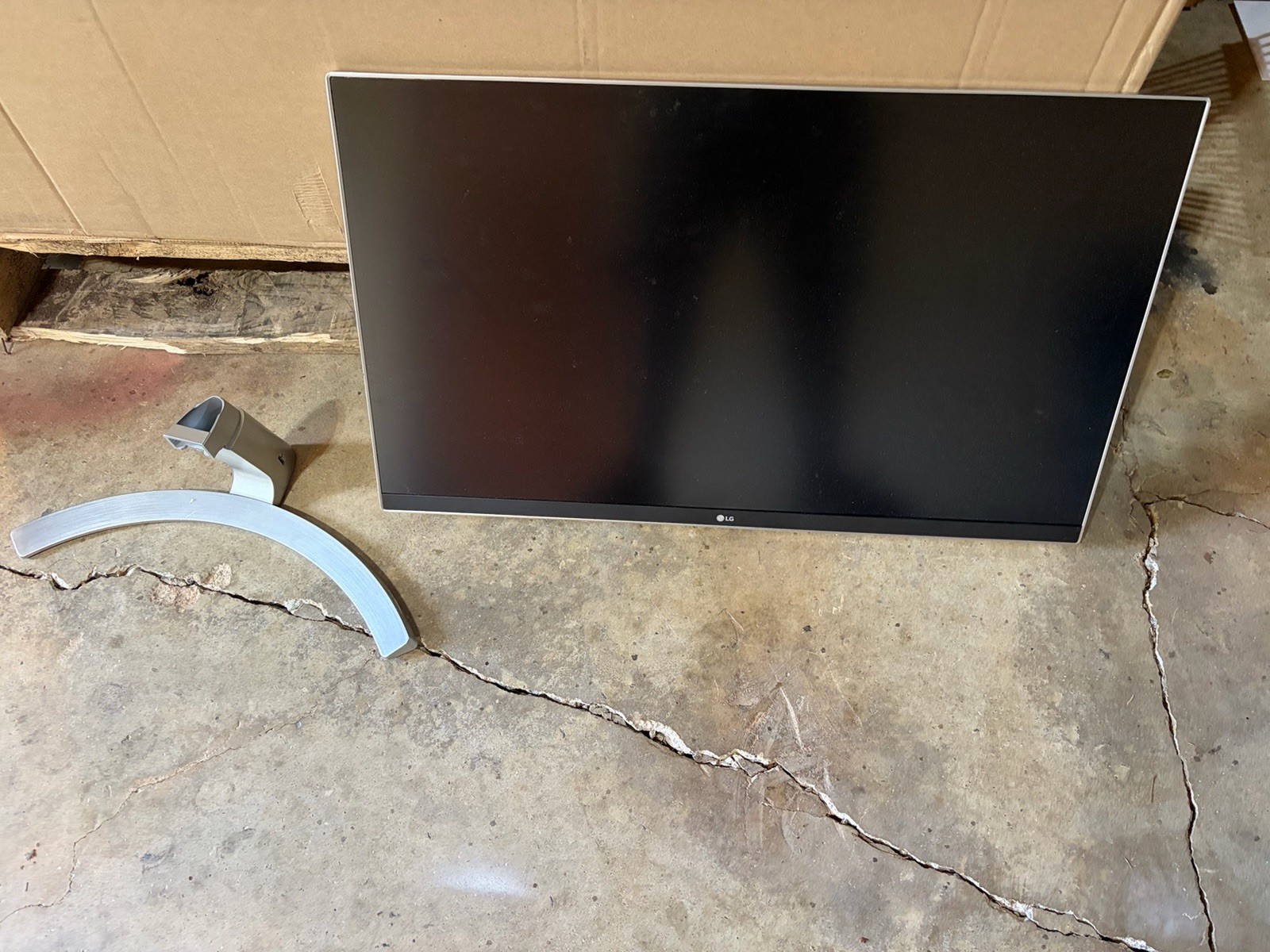 LG 27" Monitor | Model 27UD68-W | White | 4K UHD Display W/stand And Ac