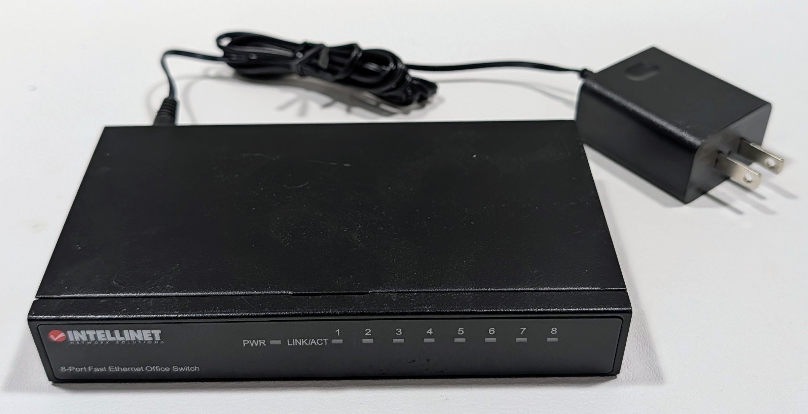 Intellinet 8-Port Fast Ethernet 10/100 Metal Desktop Size Switch 523318 Rev 1