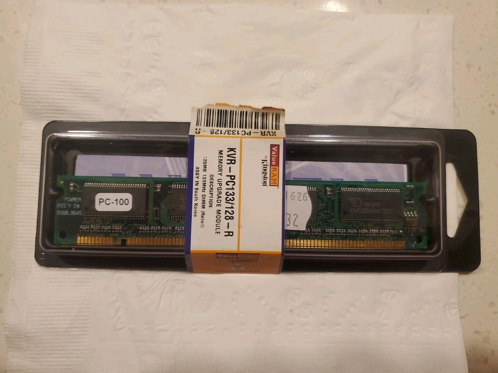 Kingston PC-133 128 MB DIMM 133 MHz SDRAM Memory (KVR-PC133/128-R)
