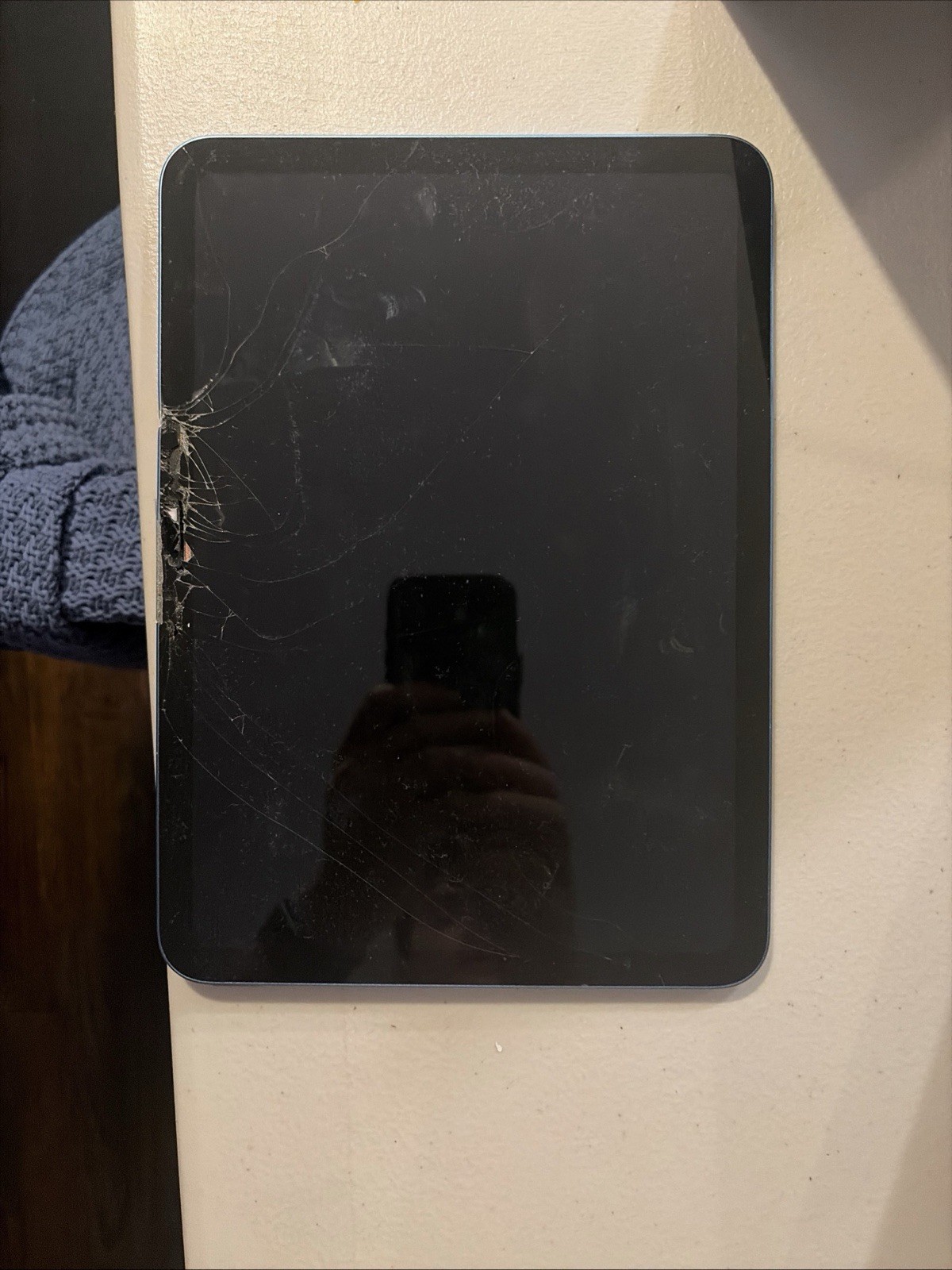 Apple iPad (11th Gen.) (A16) (A3354) 128GB (Wi-Fi) 11" Broken Screen Turns On