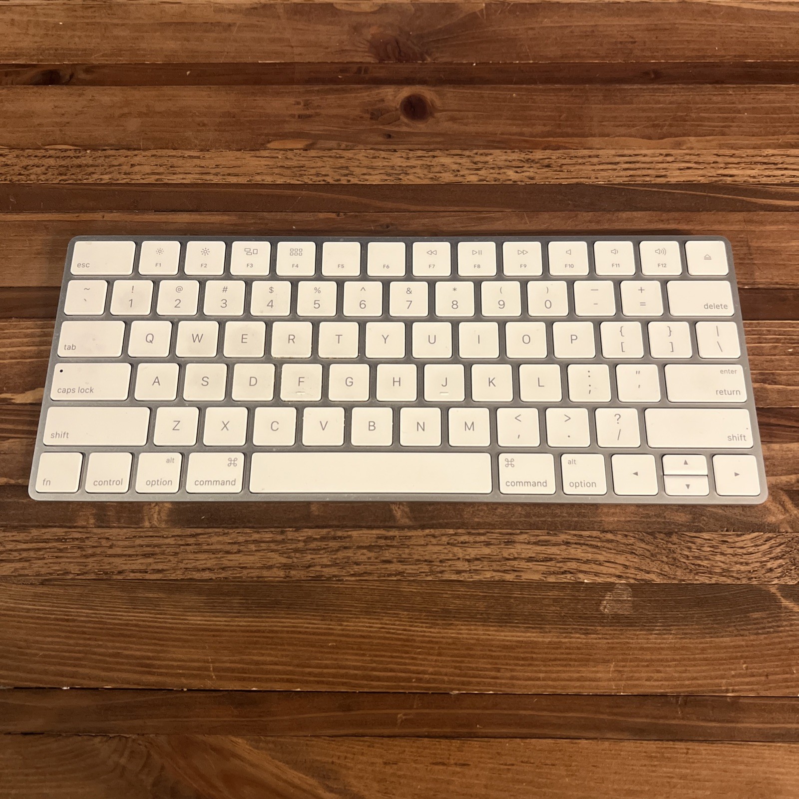 Apple Magic Keyboard A1644 Wireless Bluetooth Silver White - Very Good - Tested