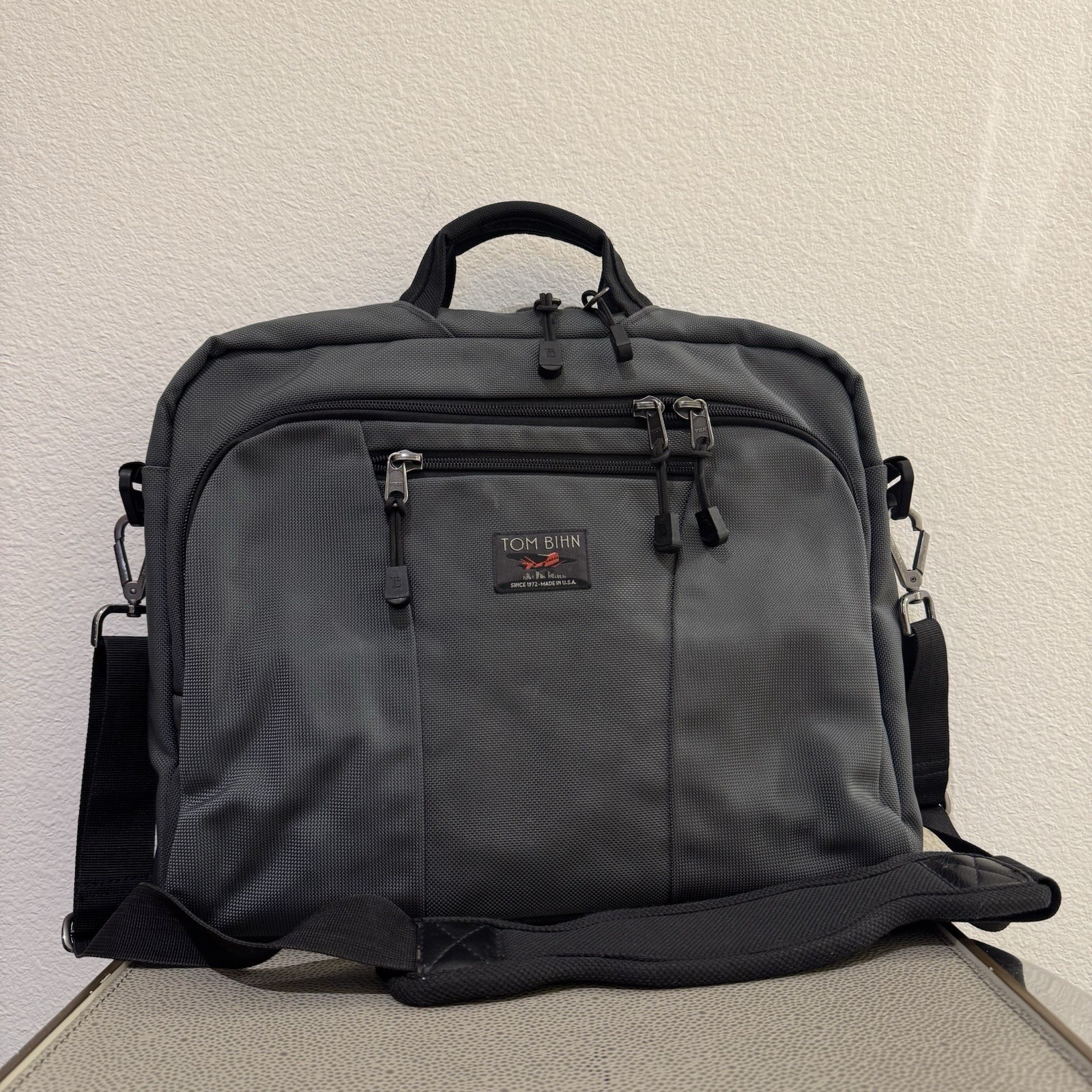 TOM BIHN GREY CADET LAPTOP BAG / BRIEFCASE With Shoulder Strap - Red Interior