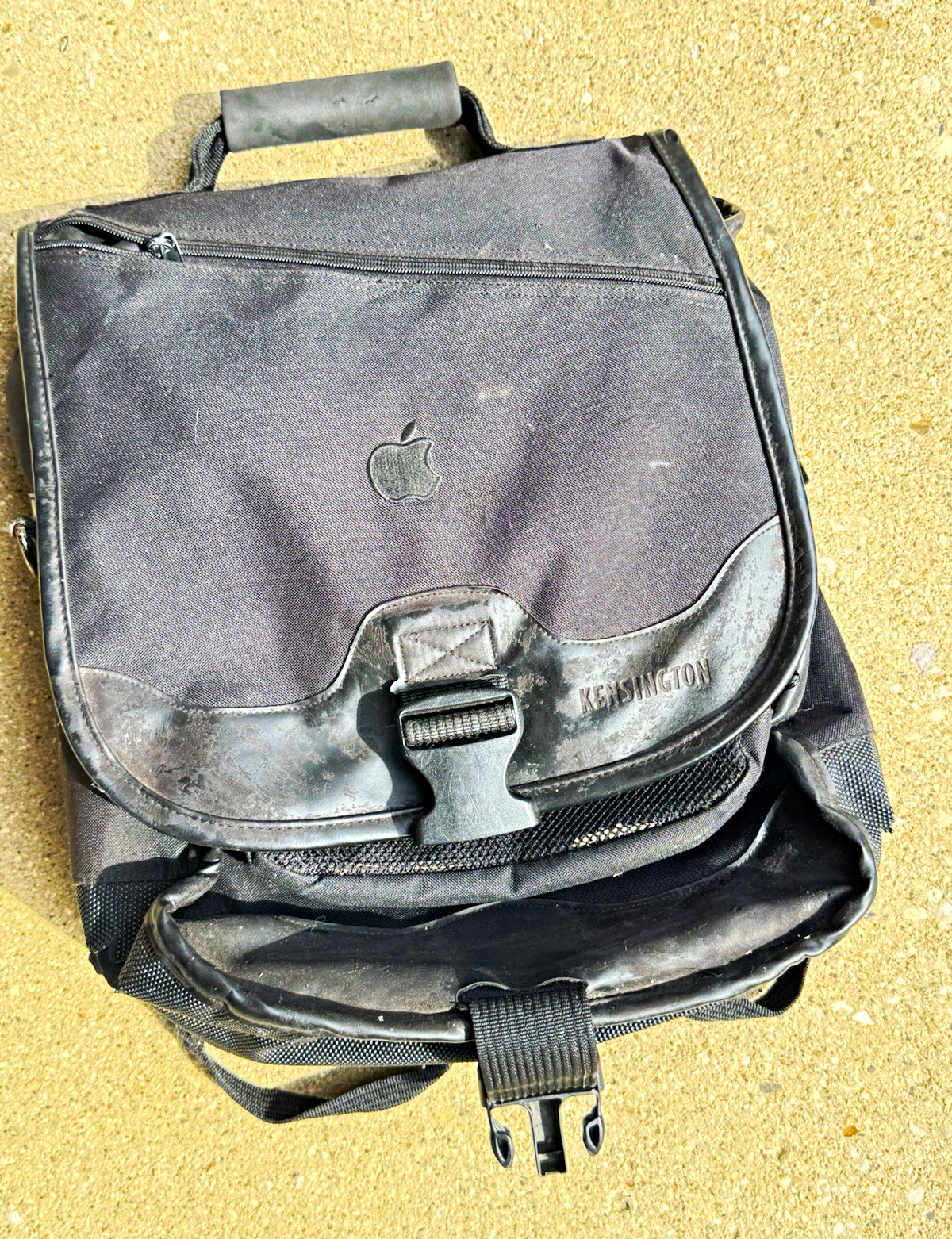 Kensington 15in MacBook Shoulder Messenger Bag Black Nylon Padded Partitions